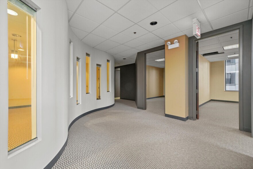 More Photos Of 211 W Wacker Dr, Chicago Office For Sale