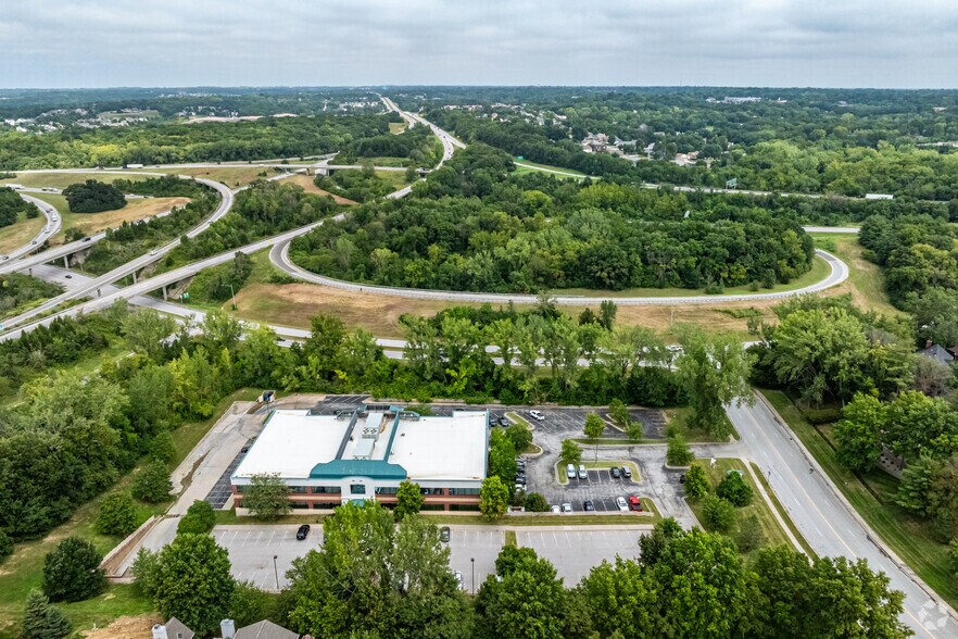 More Photos Of 4770 N Belleview Ave, Kansas City Office For Sale