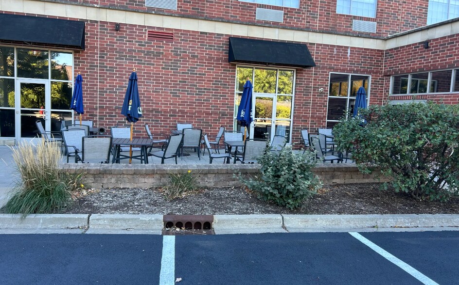 More Photos Of 1110 Willow Rd, Northbrook Hotel For Lease