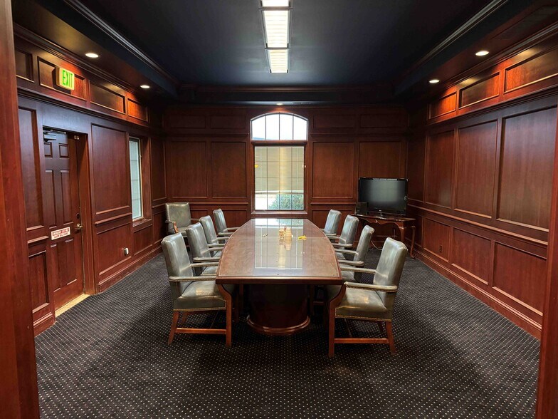 More Photos Of 4125 Glass Rd NE, Cedar Rapids Office For Sale