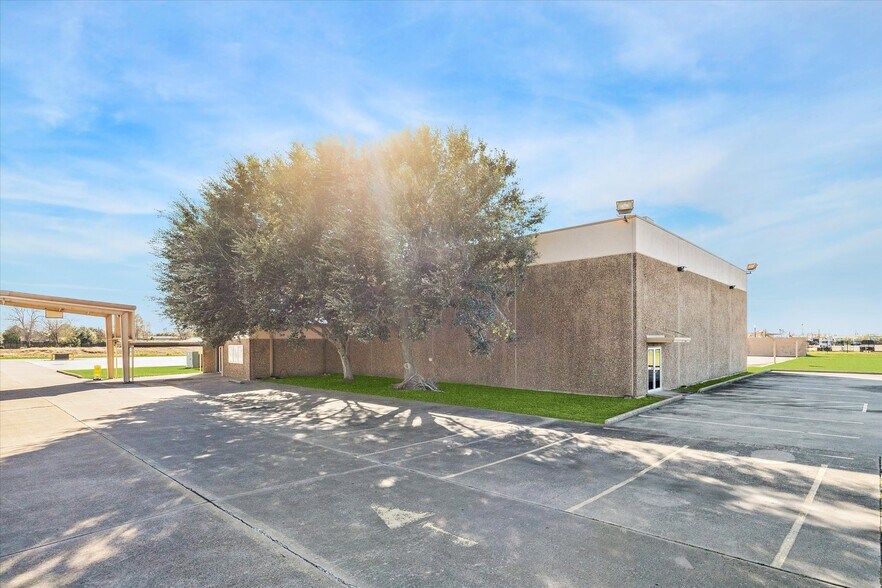 More Photos Of 1401 Mlk Blvd, El Campo Flex For Sale