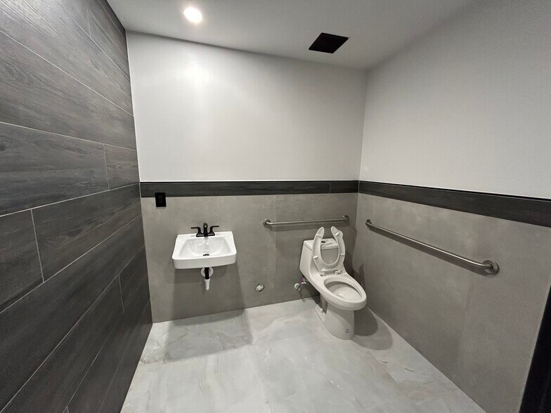 More Photos Of 2100 E Commercial Blvd, Fort Lauderdale Storefront Retail Office For Lease