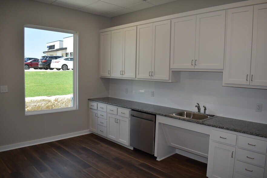 More Photos Of 216 Paloma Dr, Temple Office For Lease
