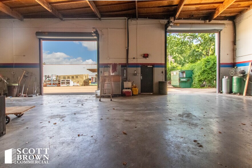 More Photos Of 10763 Mapleridge Dr, Dallas Distribution For Lease
