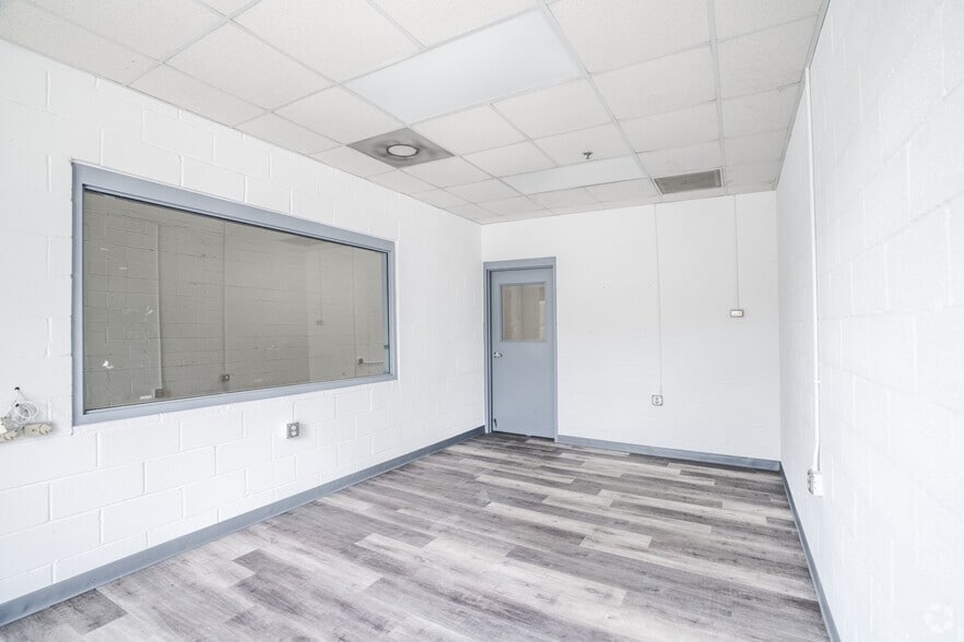 More Photos Of 963 N Burnt Hickory Rd, Douglasville Unknown For Lease