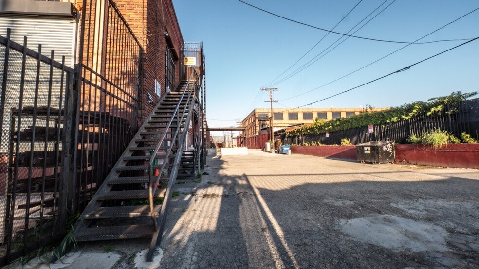 More Photos Of 6000 Avalon Blvd, Los Angeles Warehouse For Lease