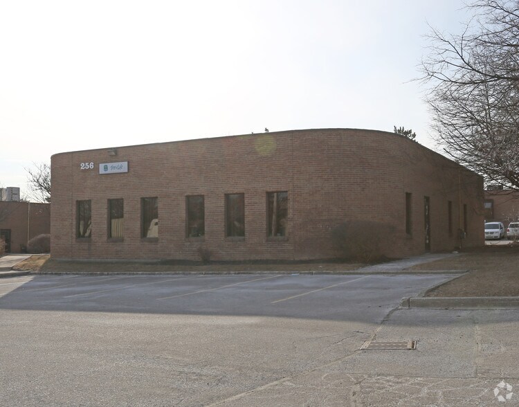 More Photos Of 256 Britannia Rd E, Mississauga Light Distribution For Sale