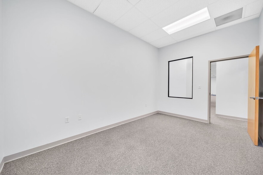 More Photos Of 1909 Pinnacle Pointe Way, Knoxville Office For Lease