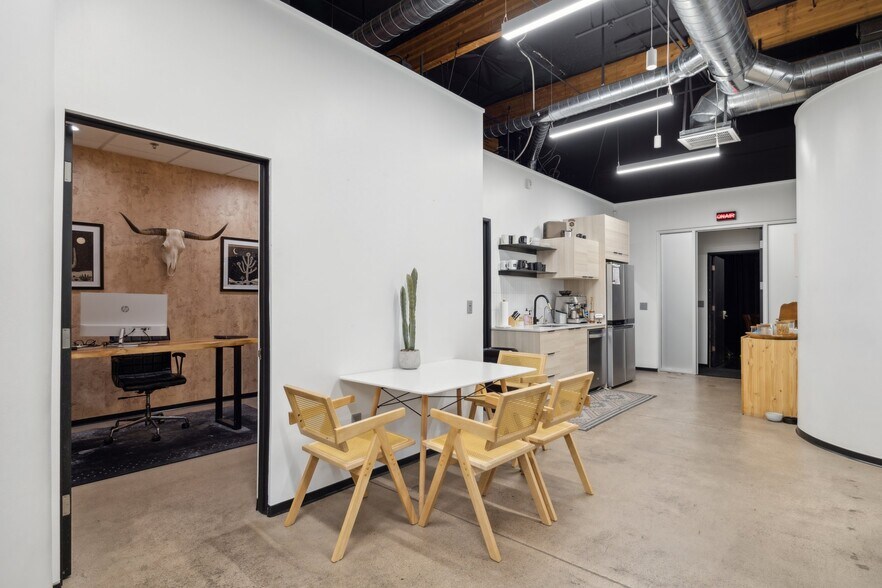 More Photos Of 14201 N Hayden Rd, Scottsdale Light Distribution For Lease