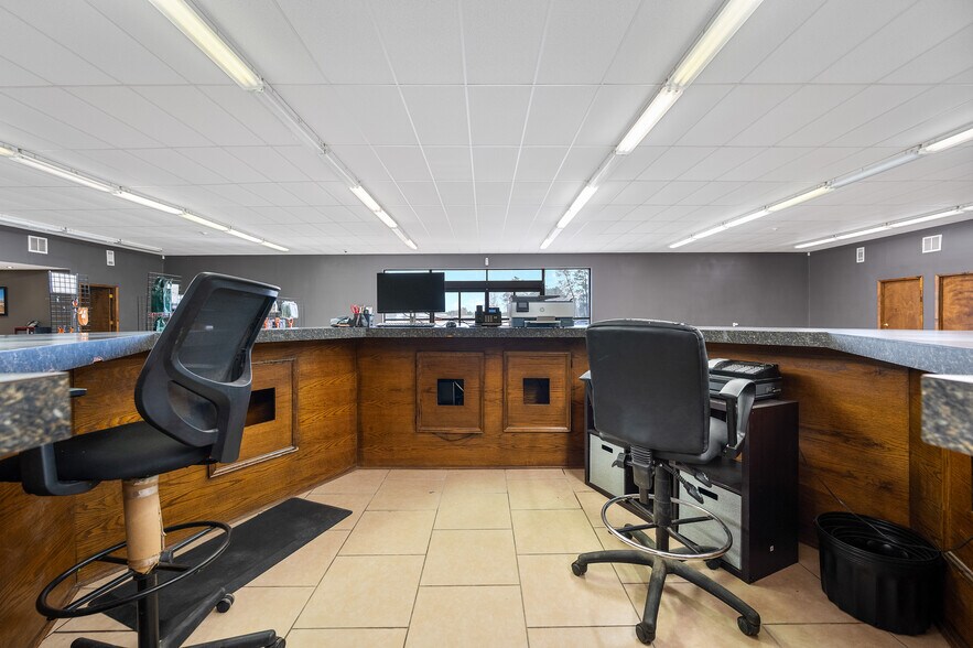 More Photos Of 10462 Hwy 165 S, Forest Hill Warehouse For Sale