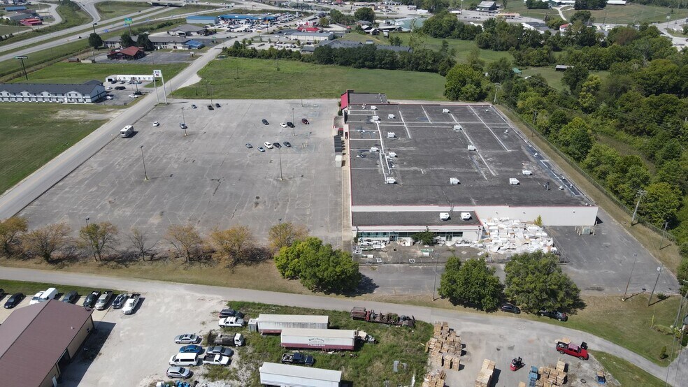 More Photos Of 600 CW Stevens Blvd, Grayson Department Store For Sale