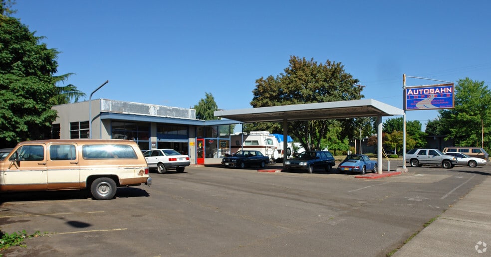 Primary Photo Of 988 River Rd, Eugene Auto Repair For Lease