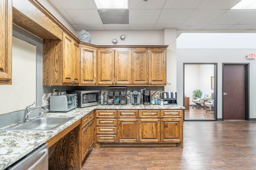 More Photos Of 1444 N Central Expy, McKinney Office For Sale