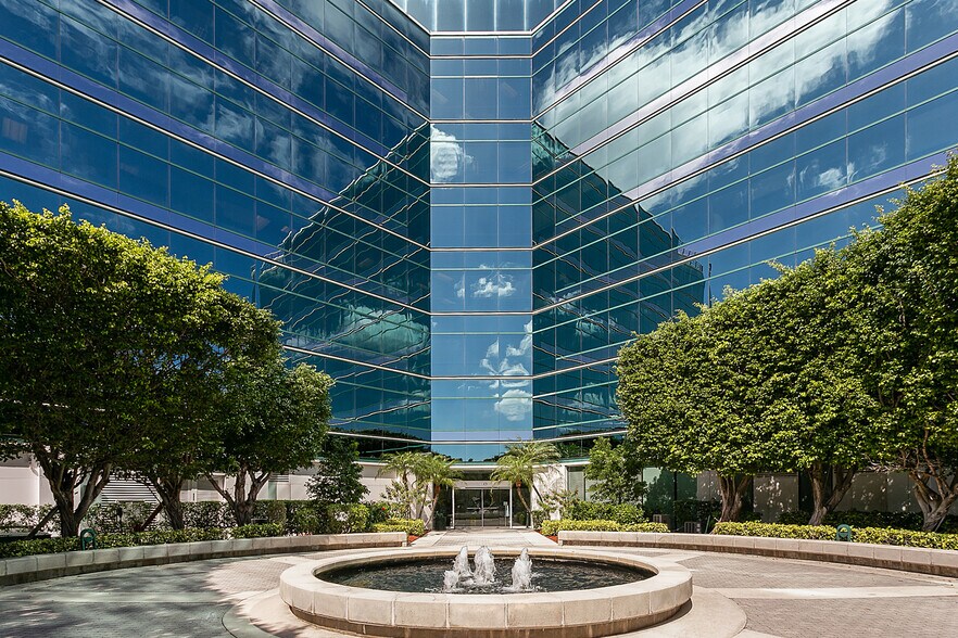 More Photos Of 500 W Cypress Creek Rd, Fort Lauderdale Office For Lease