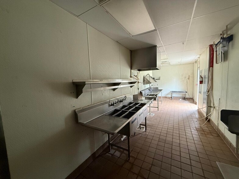 More Photos Of 4045-4055 Tyrone Blvd, Saint Petersburg Unknown For Lease