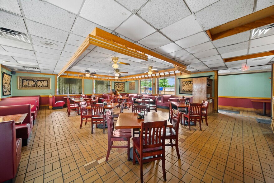 More Photos Of 514 N College Ave, Fayetteville Restaurant For Sale