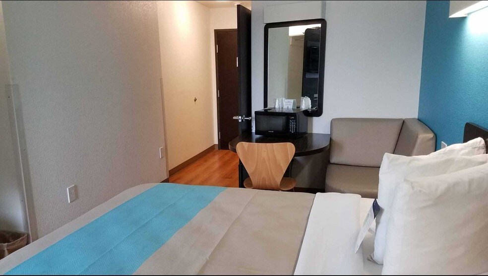 More Photos Of 6284 Highway 281, Three Rivers Hotel For Sale