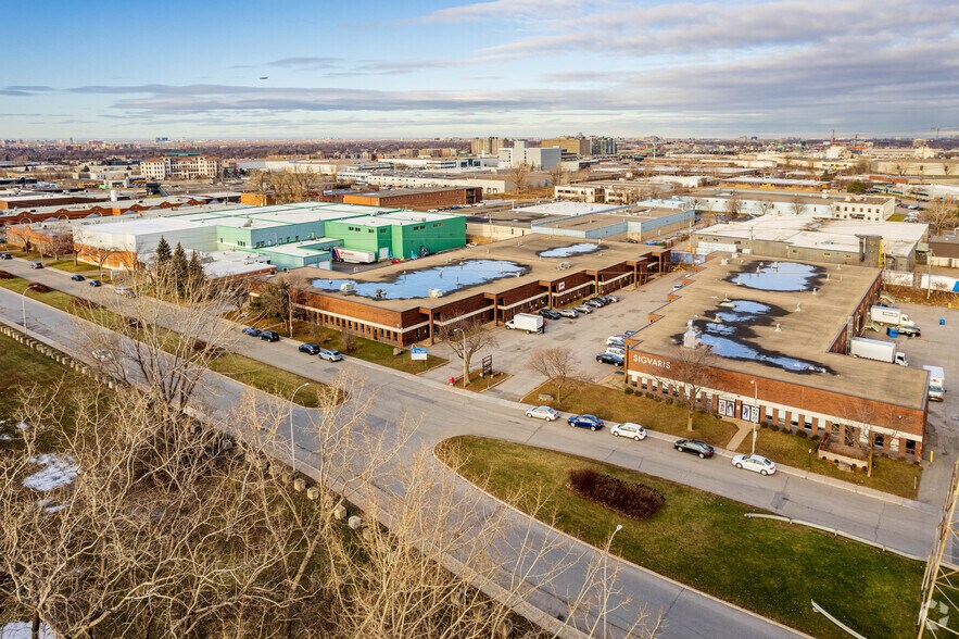 More Photos Of 8459-8497 Ch Dalton, Mont-Royal Flex For Lease