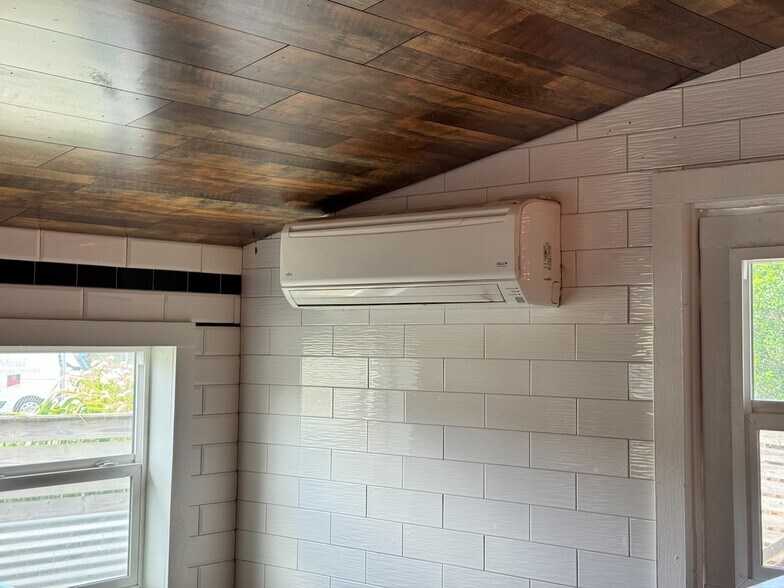 More Photos Of 824 Kokomo Rd, Haiku Restaurant For Sale