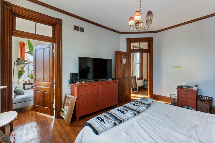 More Photos Of 411 E 10th St, Newport Storefront Retail Residential For Sale