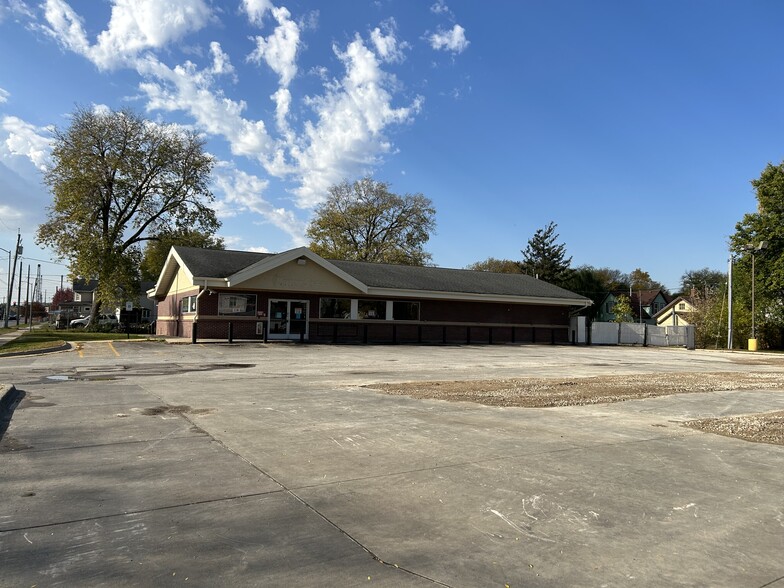 Primary Photo Of 1214 Franklin St, Waterloo Convenience Store For Sale