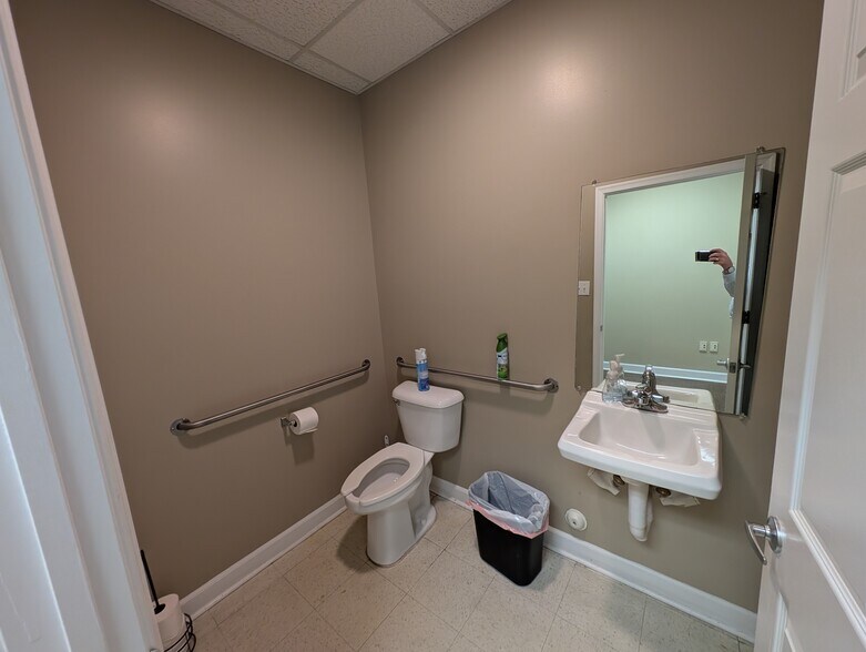 More Photos Of 729 Thimble Shoals Blvd, Newport News Office For Sale