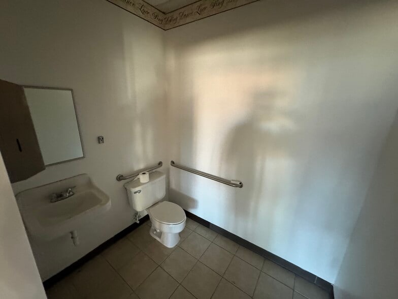 More Photos Of 10875 Plano Rd, Dallas Flex For Lease