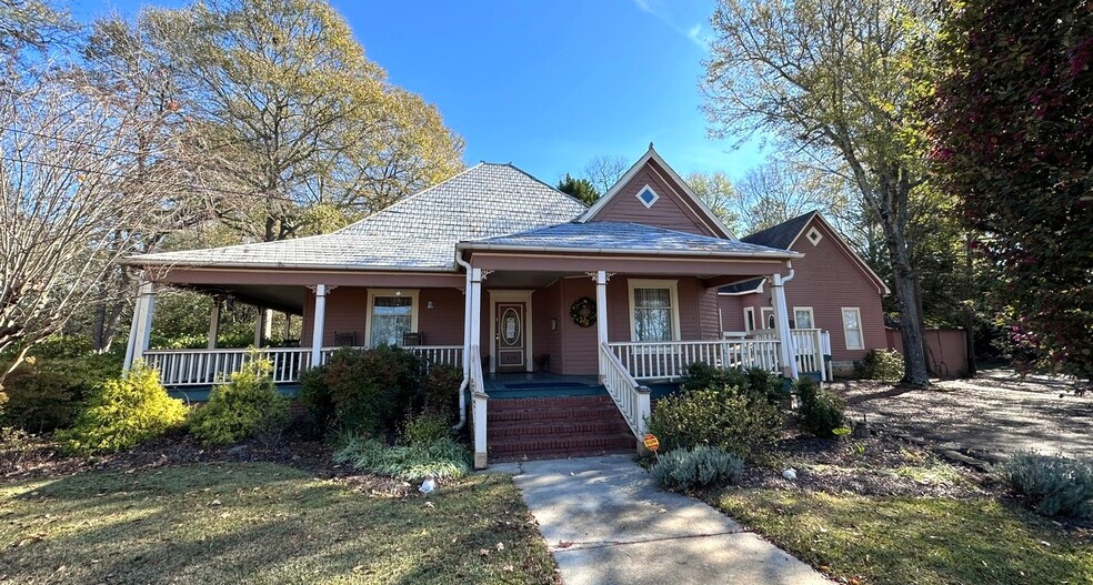 Primary Photo Of 108 S Lee St, Stockbridge Restaurant For Sale