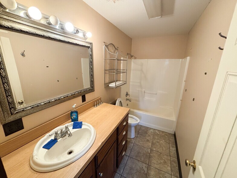 More Photos Of 2012 N Michael Ln, Nixa Warehouse For Sale