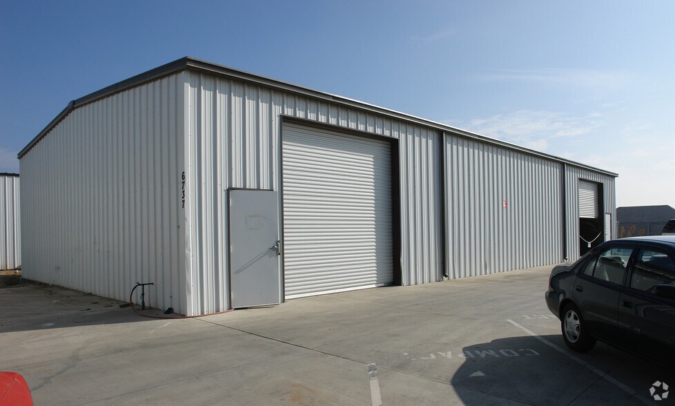 Primary Photo Of 6737 W Pershing Ave, Visalia Light Manufacturing For Lease
