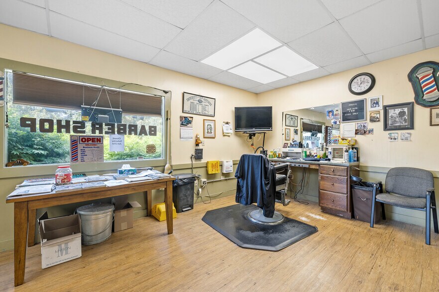 More Photos Of 585 Calef Hwy, Barrington Freestanding For Sale