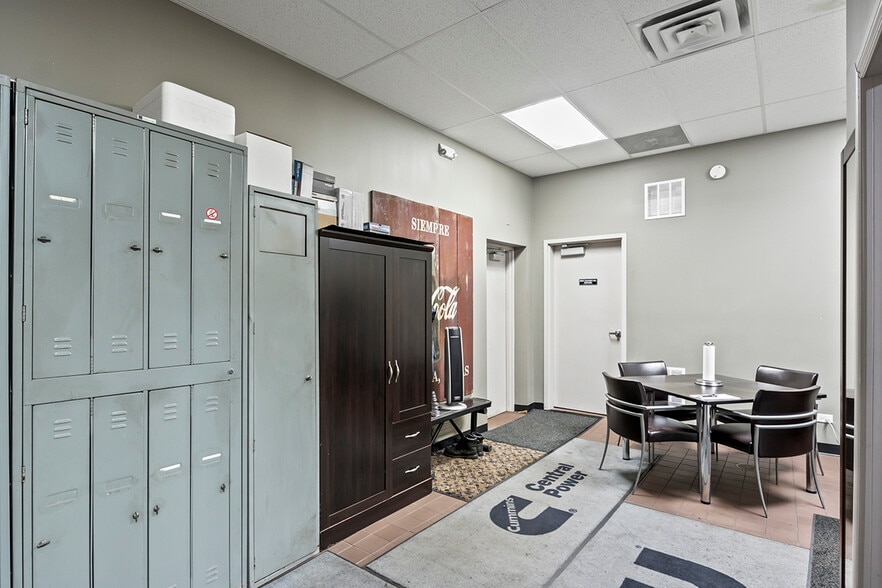 More Photos Of 2940 Weber Dr, Aurora Auto Repair For Sale