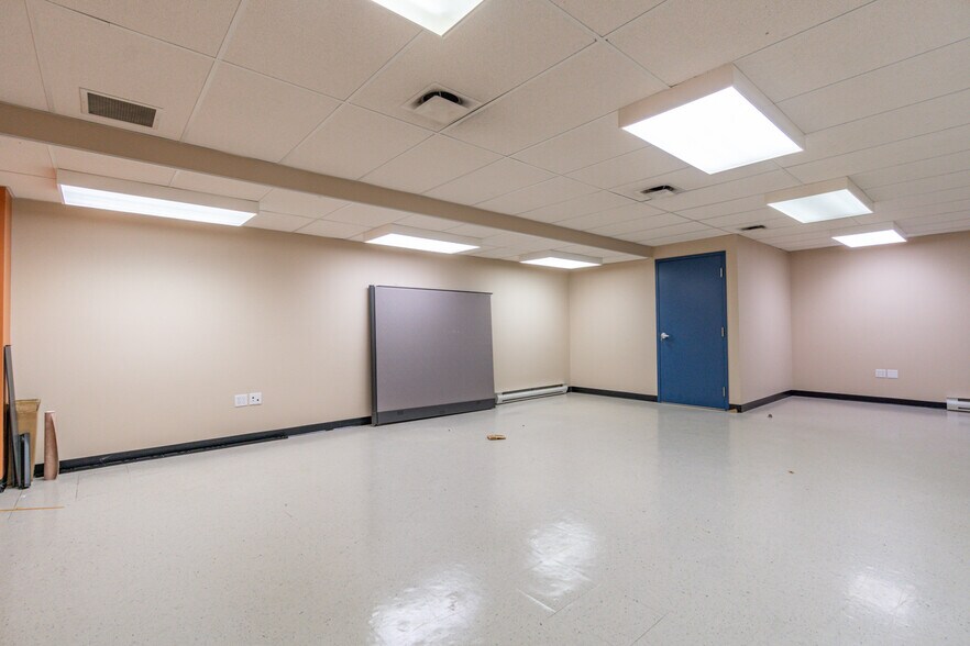 More Photos Of 786 St King E, Sherbrooke Storefront Retail Office For Sale