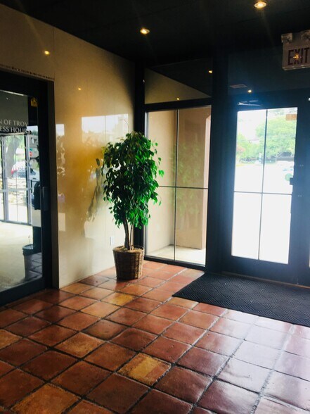 More Photos Of 6670 S Lewis Ave, Tulsa Office For Sale