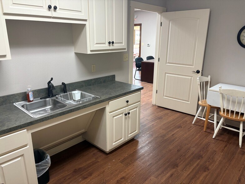 More Photos Of 611 W Tx-340-loop, Woodway Office For Lease