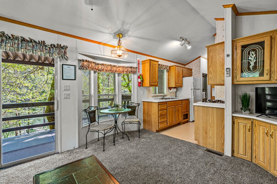 More Photos Of 11744 Galice Rd, Merlin Hotel For Sale