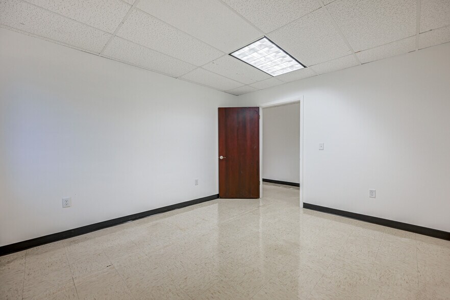 More Photos Of 20 Willow Springs Cir, York Warehouse For Lease