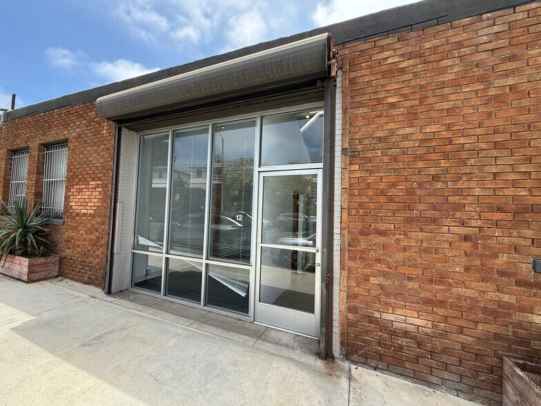 More Photos Of 228 Main St, Venice Showroom For Lease