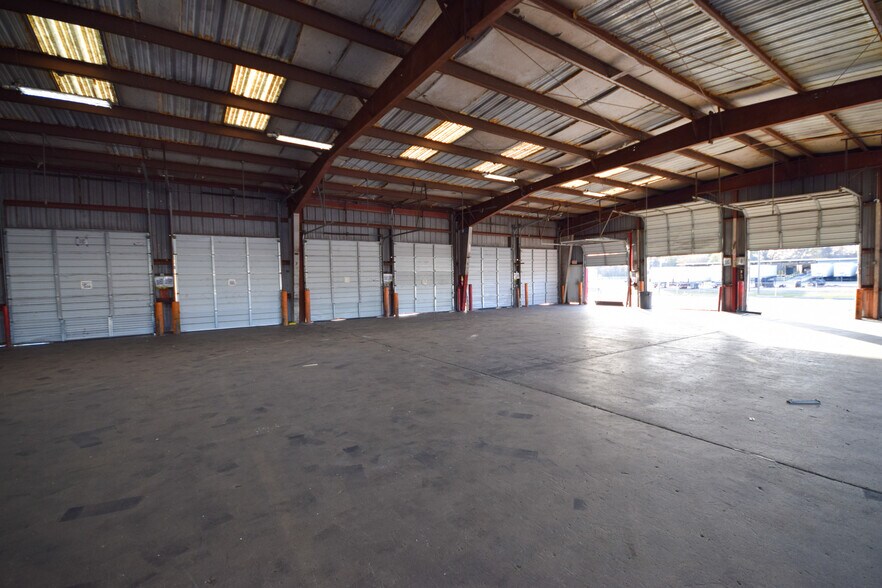 More Photos Of 6101 Lindsey Rd, Little Rock Distribution For Sale