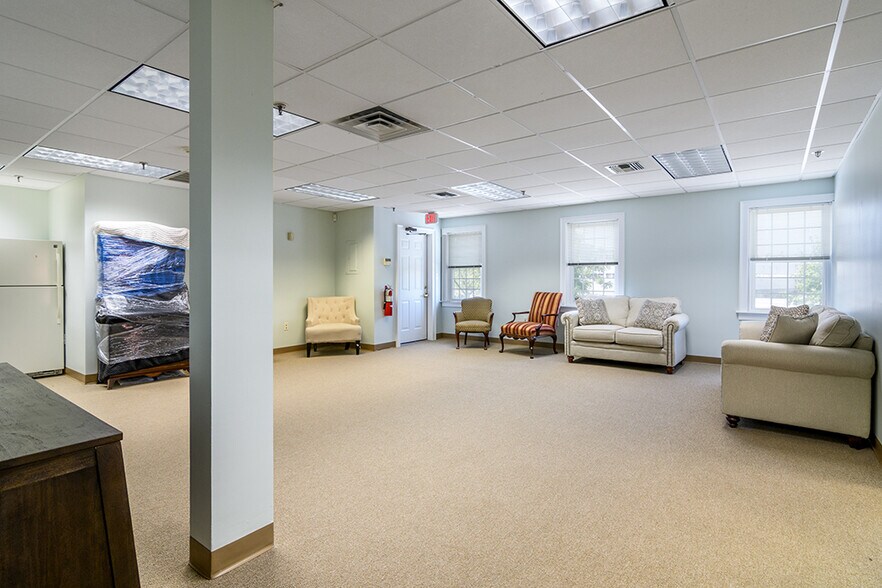 More Photos Of 400 Massasoit Ave, East Providence Medical For Sale