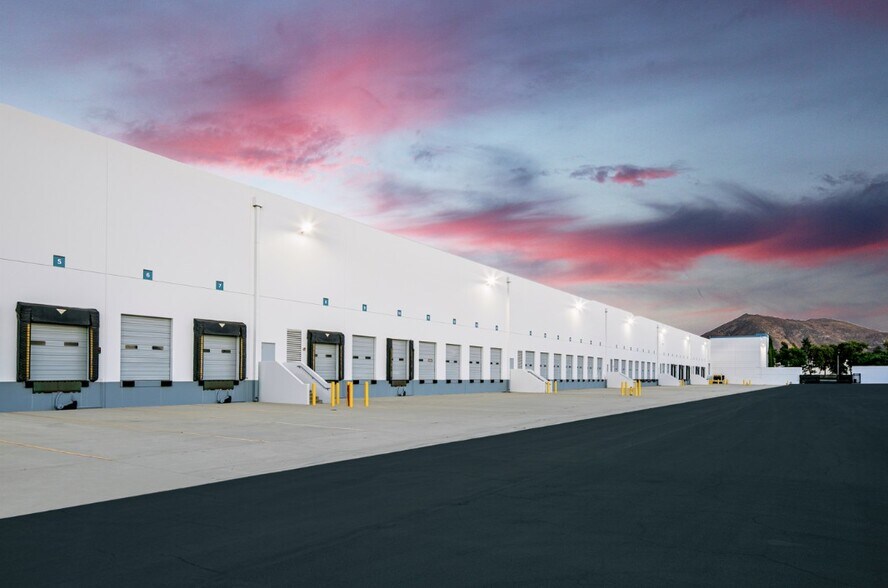 More Photos Of 17300 Slover Ave, Fontana Warehouse For Lease