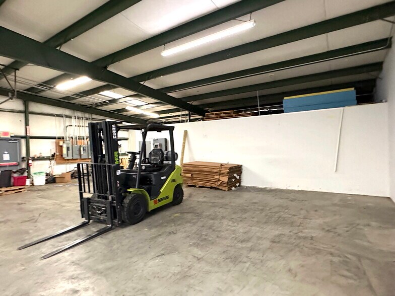 More Photos Of 130 S Fairview Rd, Rocky Mount Flex For Sale