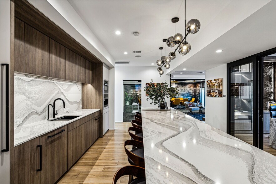 More Photos Of 5703-5705 Edgemoor Dr, Houston Warehouse For Lease