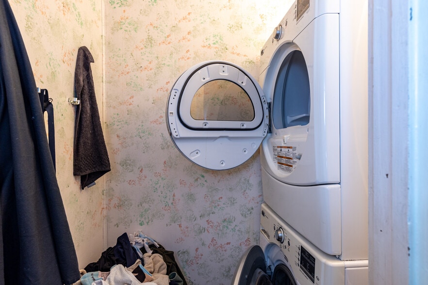 More Photos Of 501 S Douglas St, Appleton General Retail For Sale