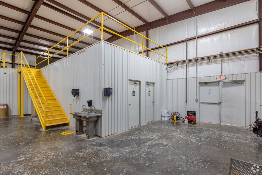 More Photos Of 8913 Interstate 20, Midland Warehouse For Lease