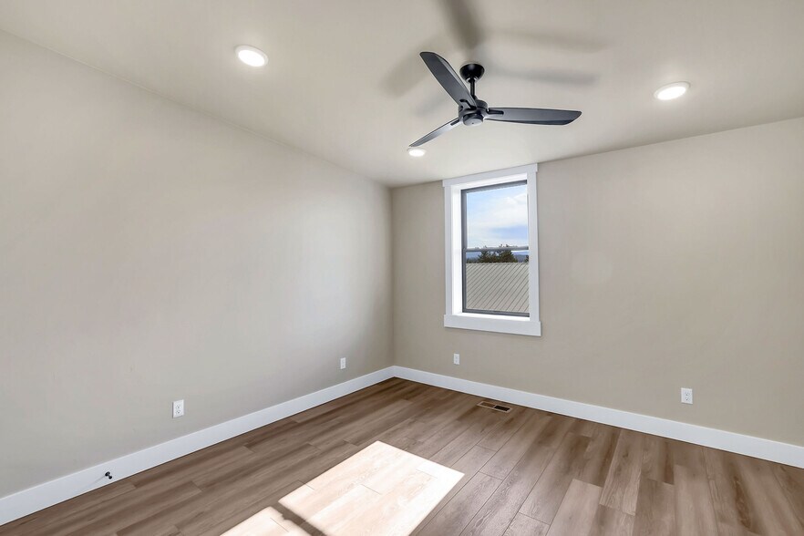 More Photos Of 217 Simmons St, Mccall Showroom For Sale