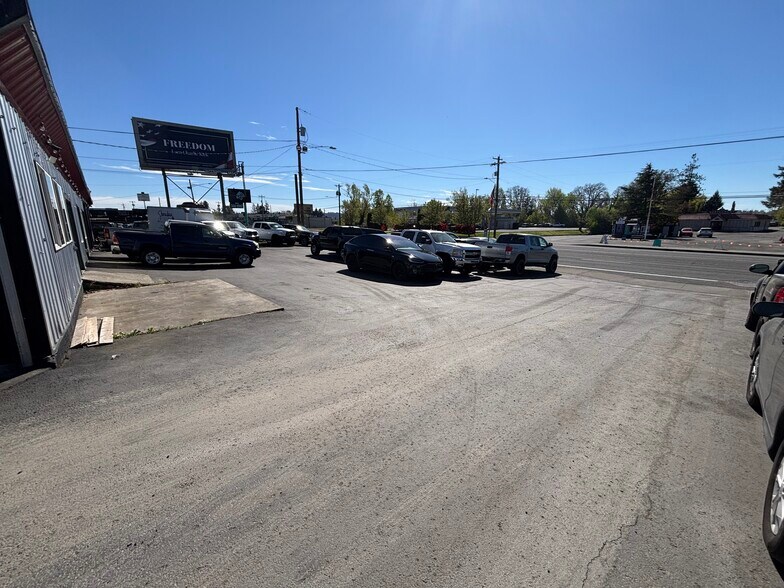 More Photos Of 13602 SE Mcloughlin Blvd, Portland Storefront For Lease