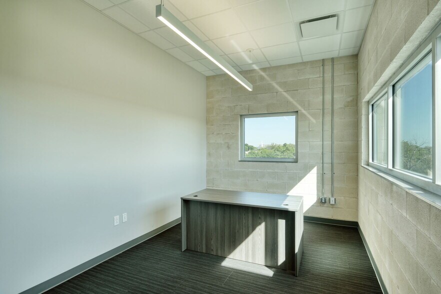 More Photos Of 211 S Brown St, Round Rock Medical For Lease