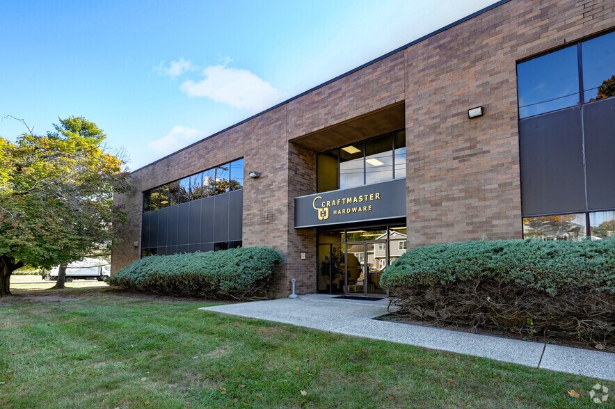 More Photos Of 190 Veterans Dr, Northvale Distribution For Sale