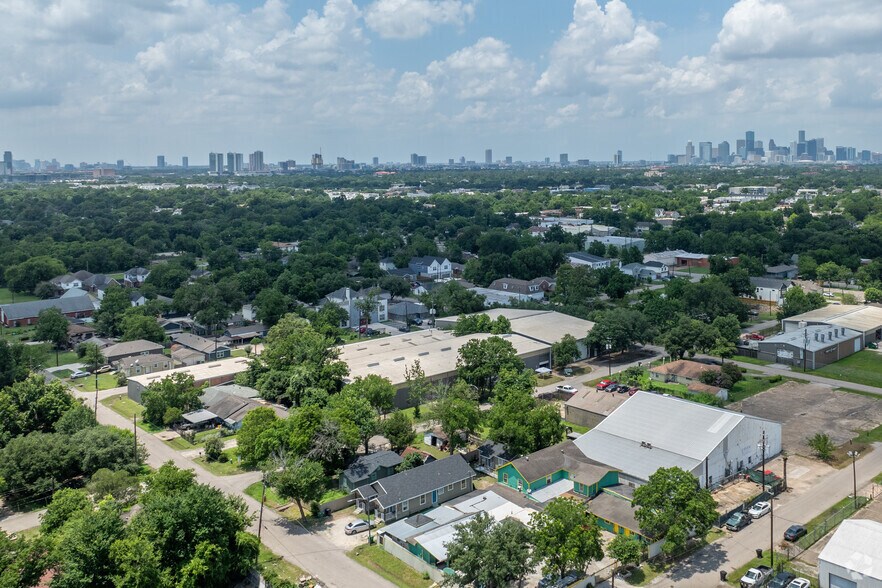 More Photos Of 6501 Goforth St, Houston Warehouse For Lease